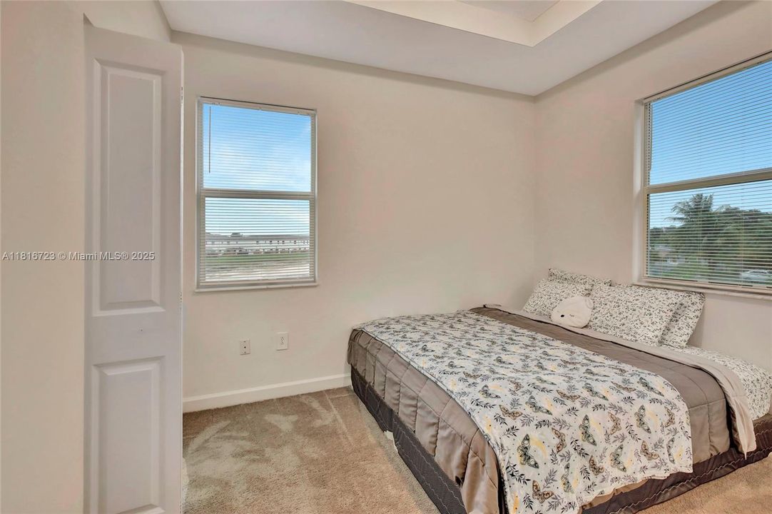 For Sale: $555,000 (3 beds, 3 baths, 1328 Square Feet)