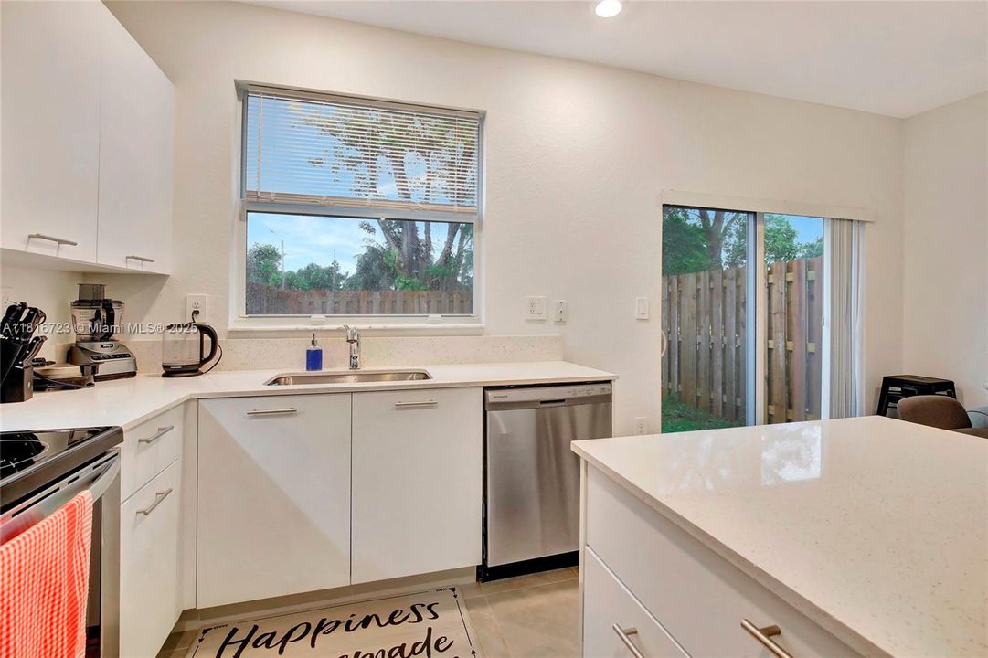 For Sale: $555,000 (3 beds, 3 baths, 1328 Square Feet)