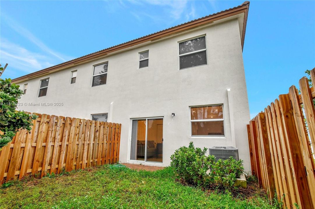 For Sale: $555,000 (3 beds, 3 baths, 1328 Square Feet)