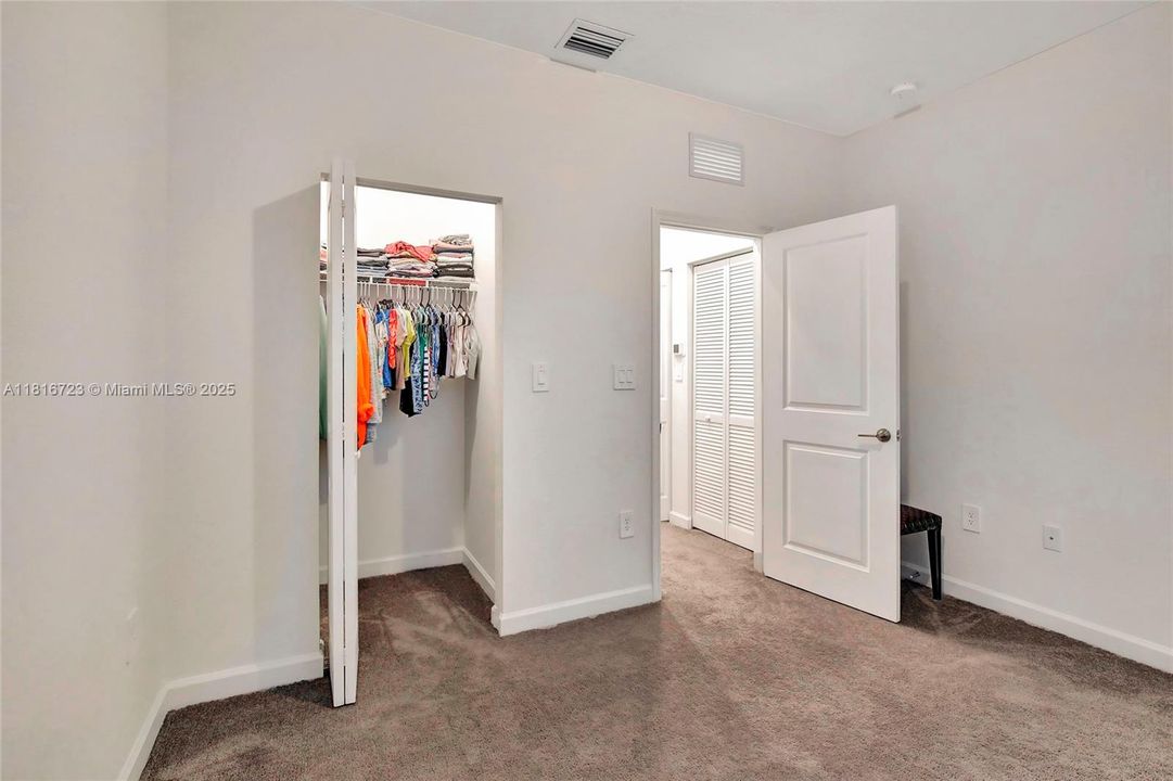 For Sale: $555,000 (3 beds, 3 baths, 1328 Square Feet)