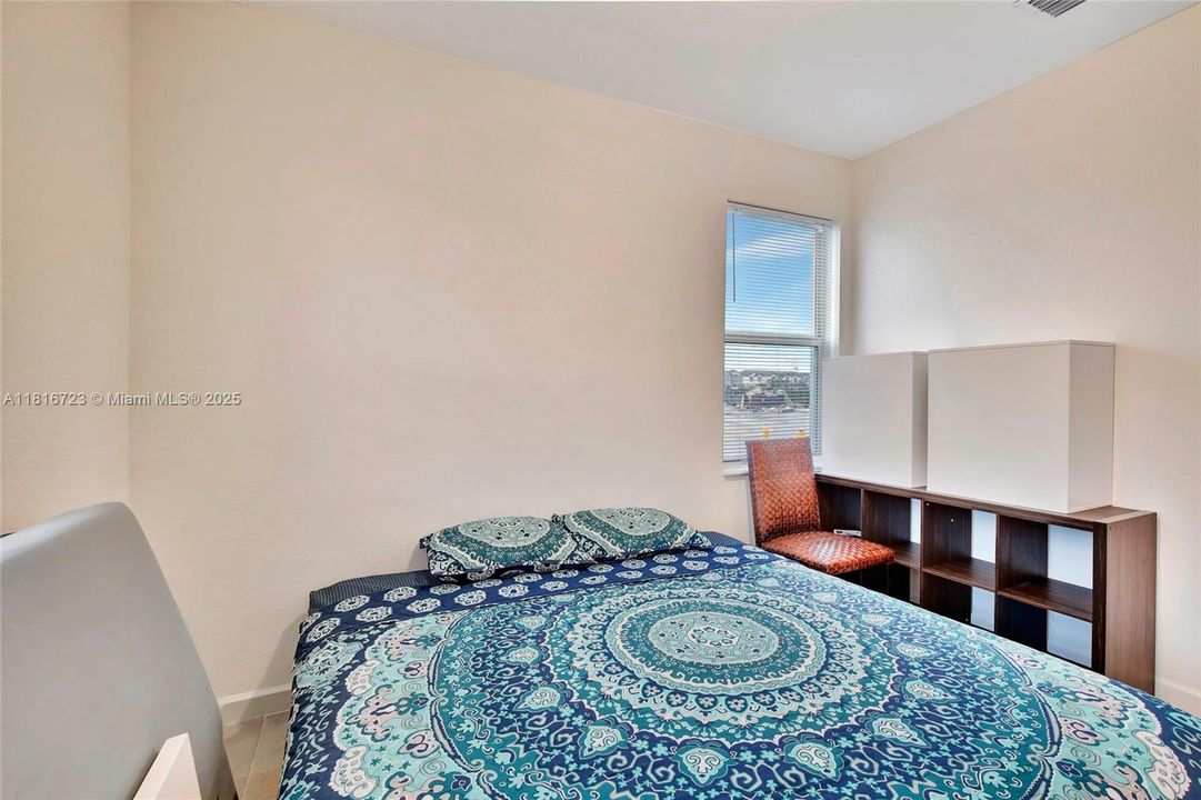 For Sale: $555,000 (3 beds, 3 baths, 1328 Square Feet)