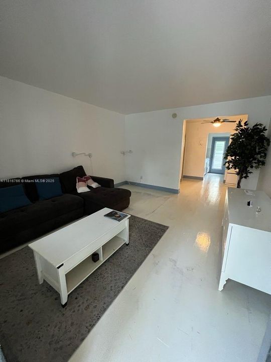 待售: $218,000 (1 贝兹, 1 浴室, 445 平方英尺)