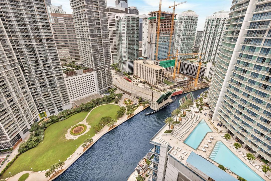 最近售出: $3,300,000 (3 贝兹, 3 浴室, 2329 平方英尺)