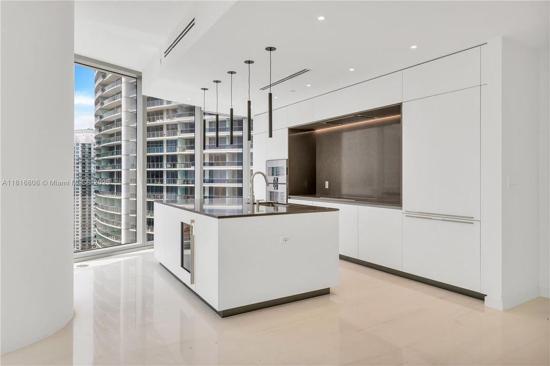 最近售出: $3,300,000 (3 贝兹, 3 浴室, 2329 平方英尺)