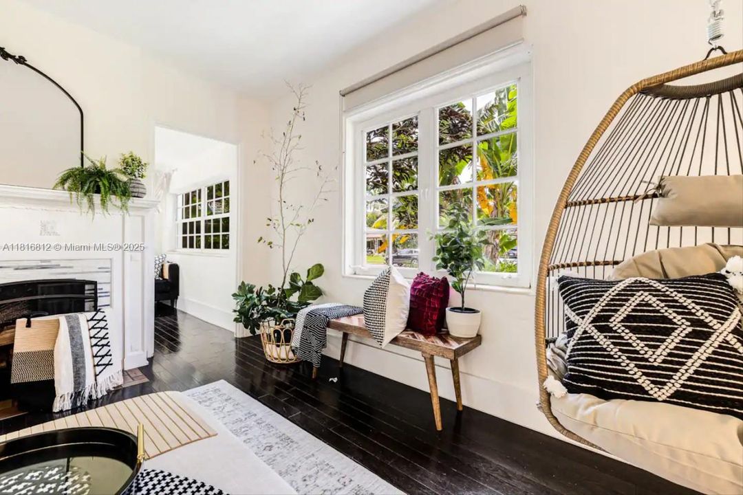 Active With Contract: $1,174,000 (4 beds, 4 baths, 2551 Square Feet)