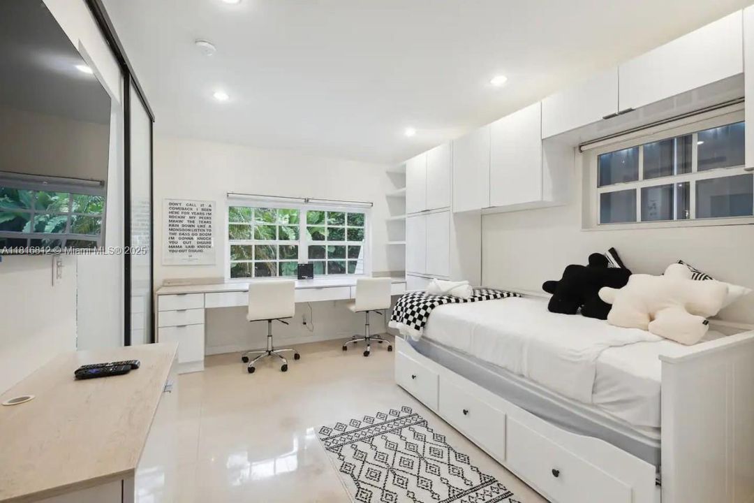 Active With Contract: $1,174,000 (4 beds, 4 baths, 2551 Square Feet)