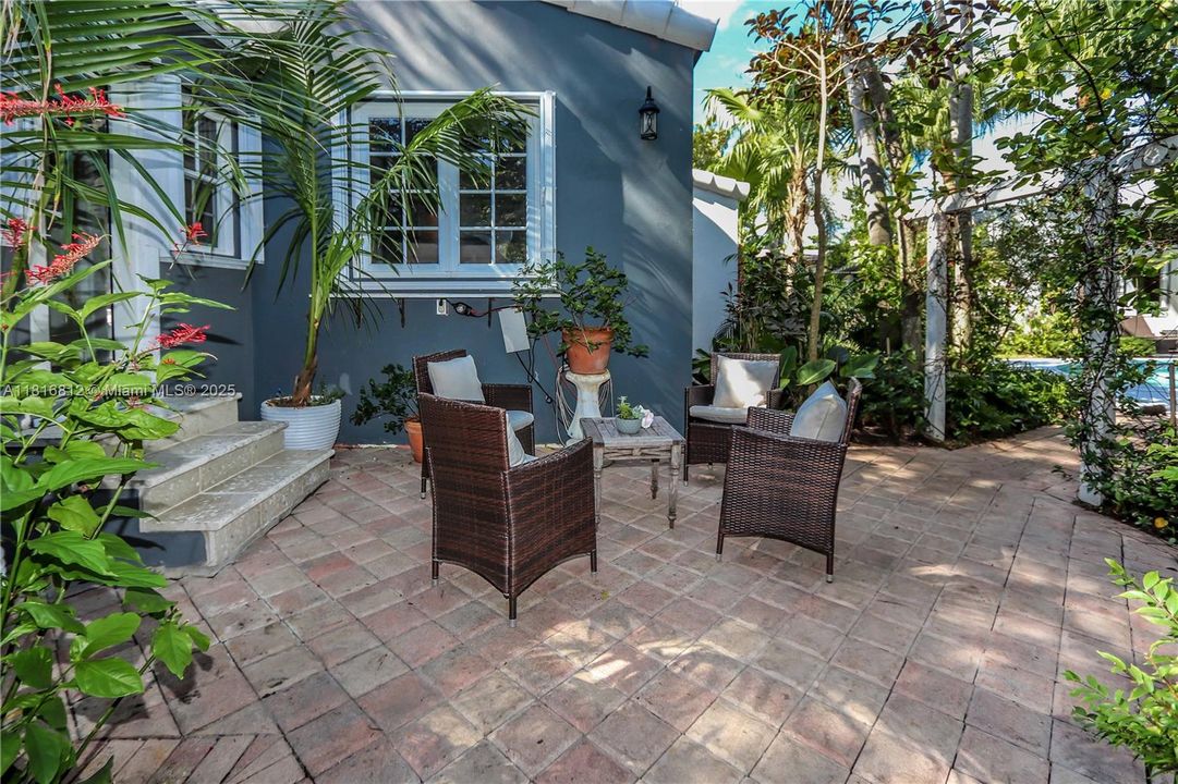 Active With Contract: $1,174,000 (4 beds, 4 baths, 2551 Square Feet)