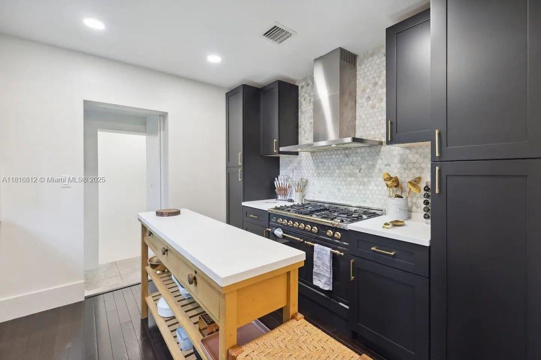 Active With Contract: $1,174,000 (4 beds, 4 baths, 2551 Square Feet)