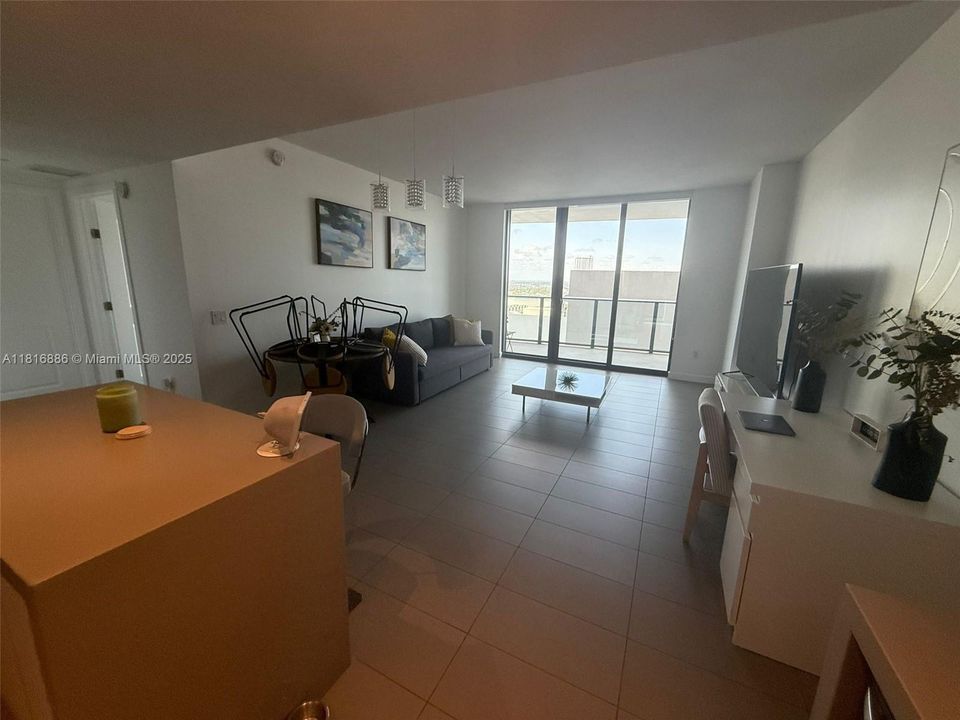 待售: $440,000 (1 贝兹, 1 浴室, 752 平方英尺)