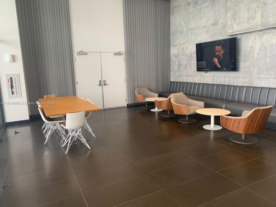 待售: $440,000 (1 贝兹, 1 浴室, 752 平方英尺)