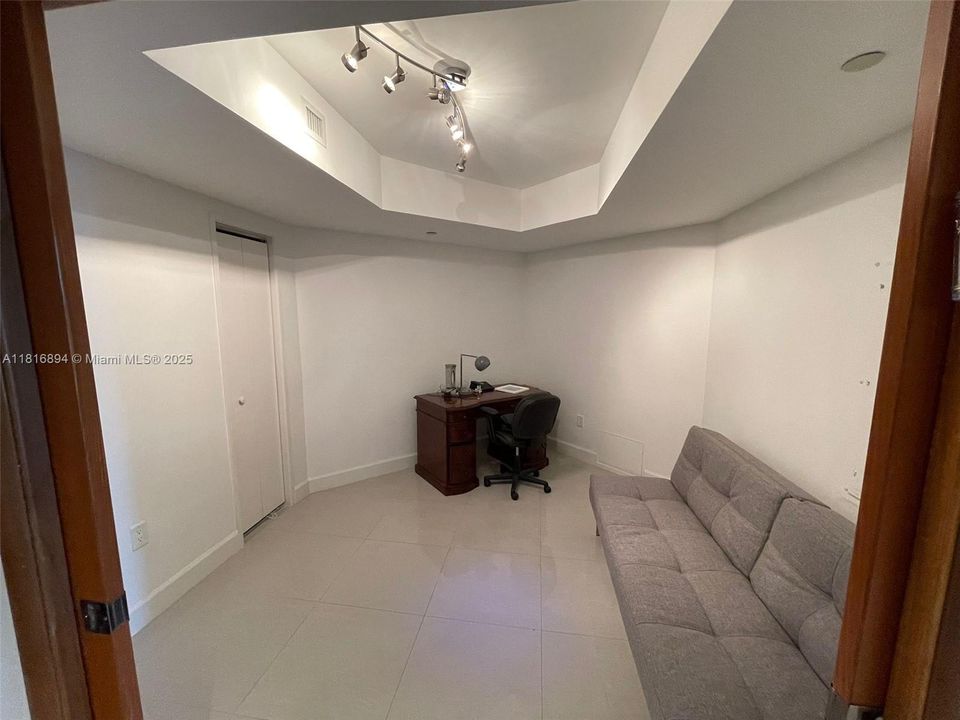 Den/ guest room with closet