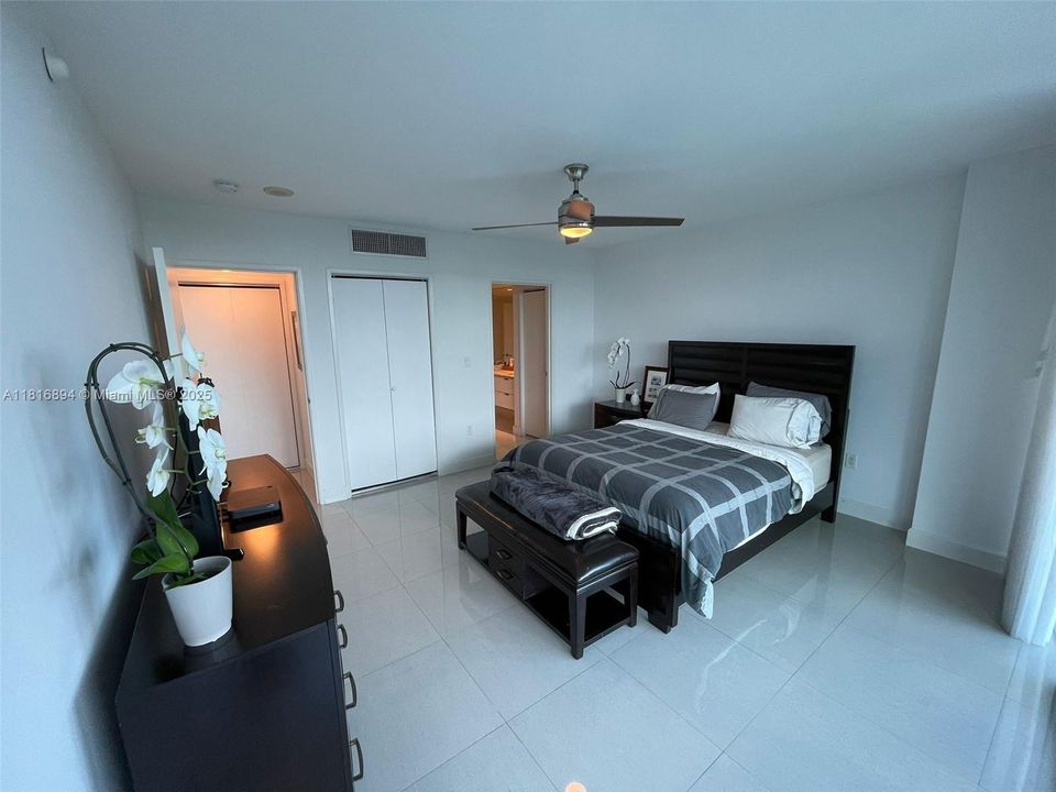 Ample principal bedroom