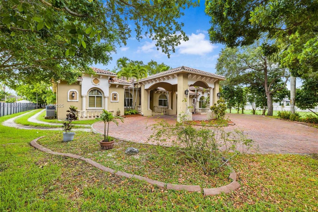 For Sale: $2,250,000 (5 beds, 4 baths, 5190 Square Feet)