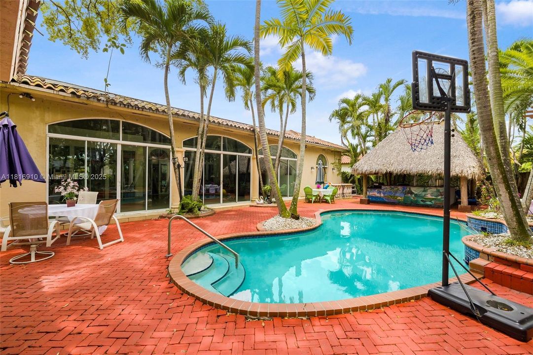 For Sale: $2,250,000 (5 beds, 4 baths, 5190 Square Feet)