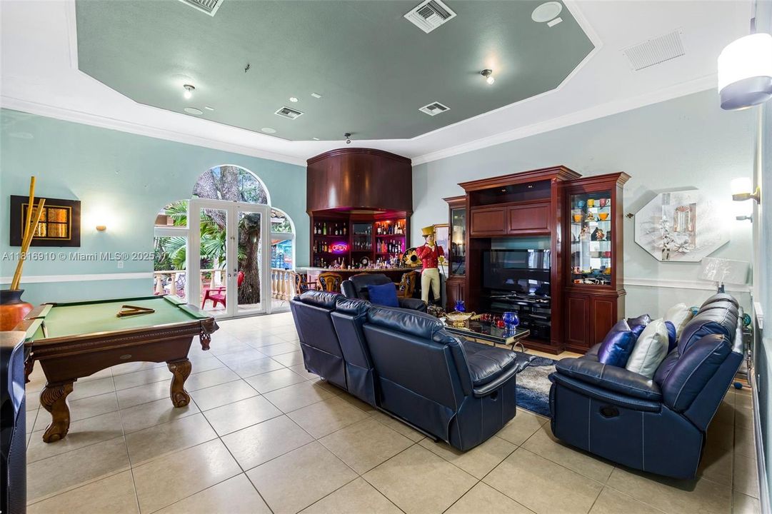 For Sale: $2,250,000 (5 beds, 4 baths, 5190 Square Feet)