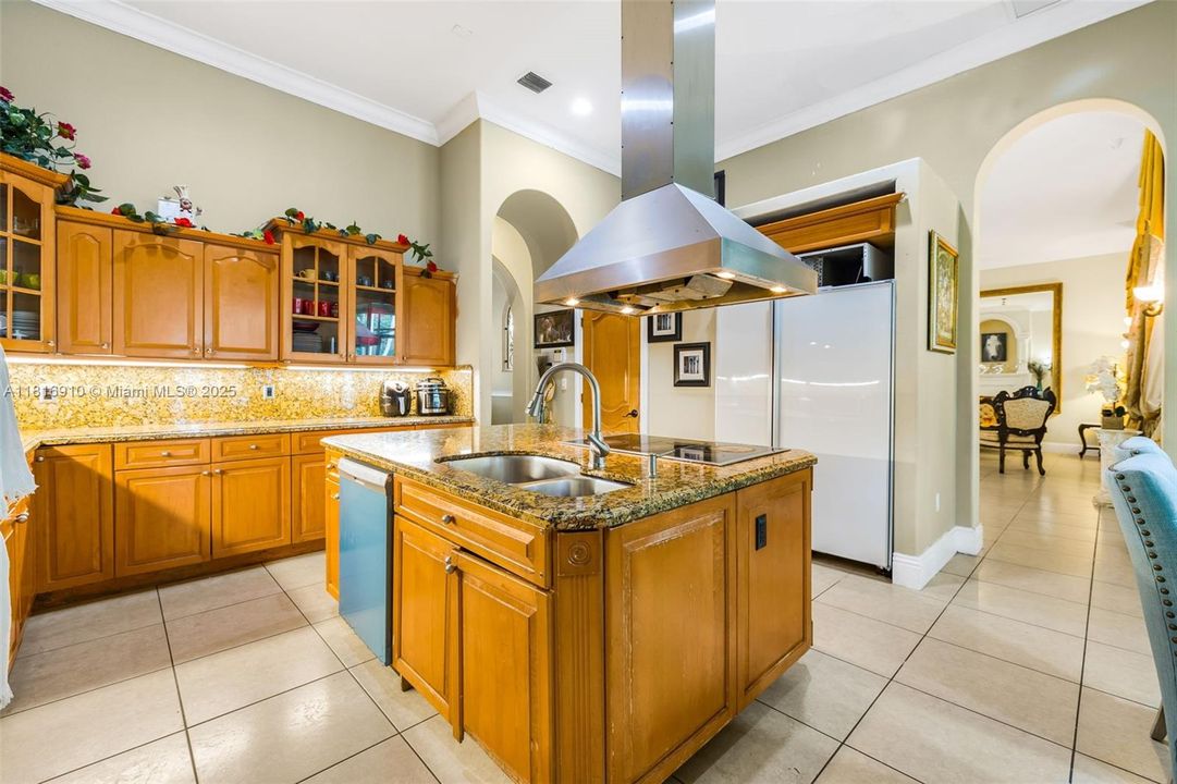 For Sale: $2,250,000 (5 beds, 4 baths, 5190 Square Feet)