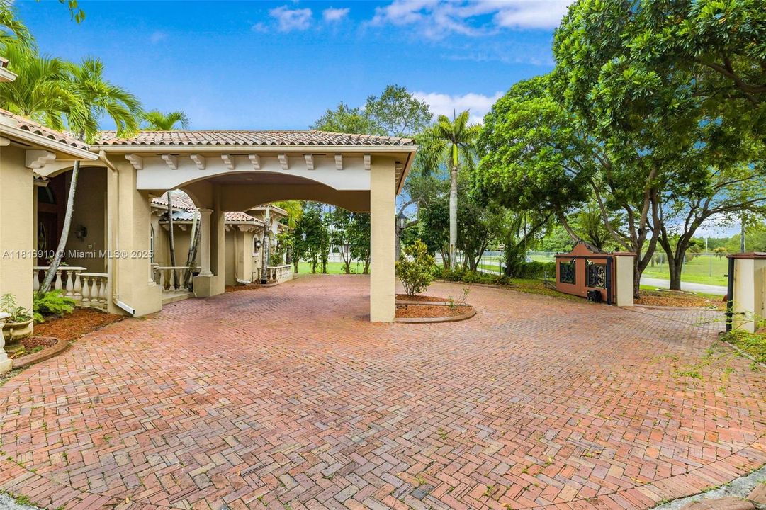 For Sale: $2,250,000 (5 beds, 4 baths, 5190 Square Feet)