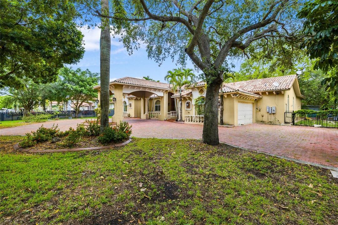 For Sale: $2,250,000 (5 beds, 4 baths, 5190 Square Feet)