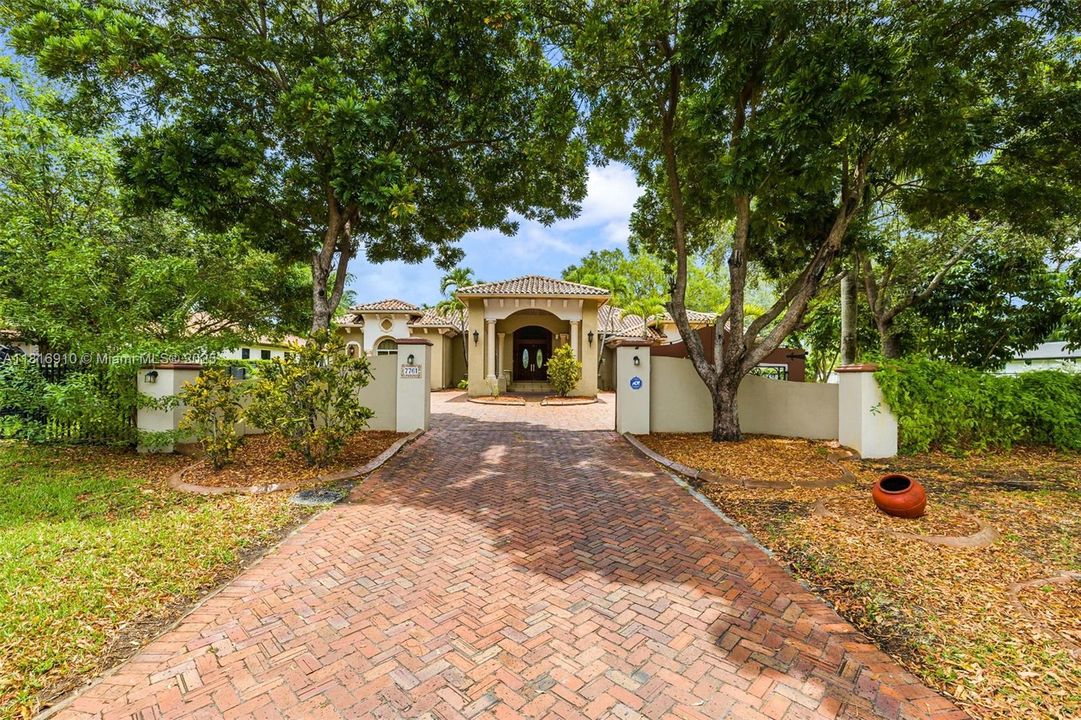 For Sale: $2,250,000 (5 beds, 4 baths, 5190 Square Feet)