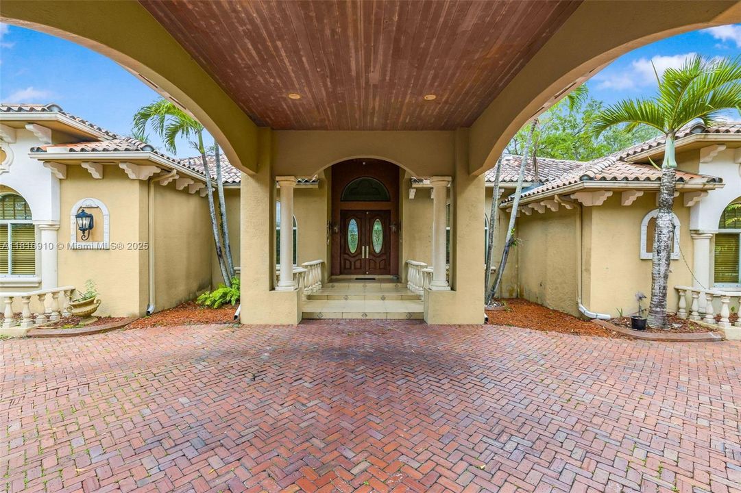 For Sale: $2,250,000 (5 beds, 4 baths, 5190 Square Feet)