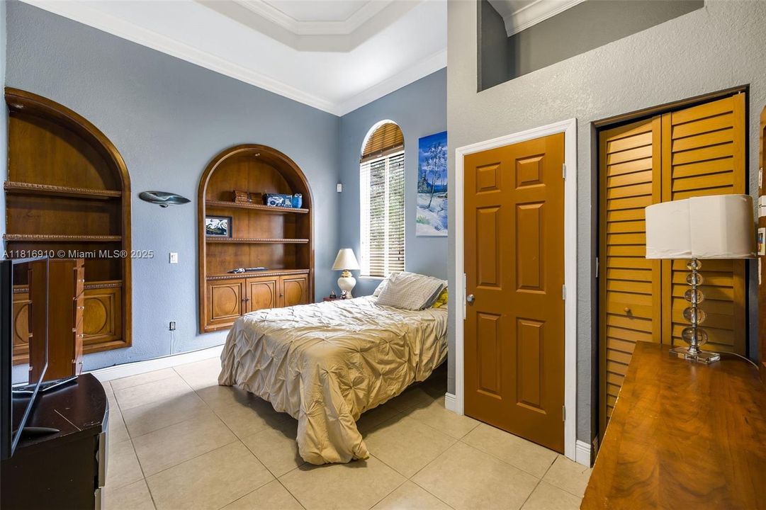 For Sale: $2,250,000 (5 beds, 4 baths, 5190 Square Feet)