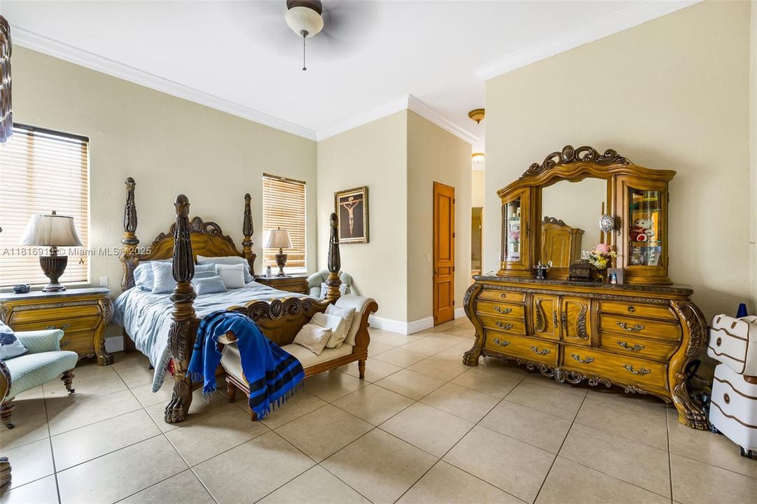 For Sale: $2,250,000 (5 beds, 4 baths, 5190 Square Feet)