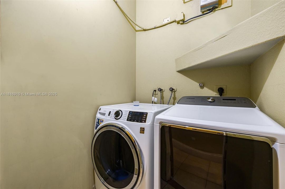 For Sale: $2,250,000 (5 beds, 4 baths, 5190 Square Feet)