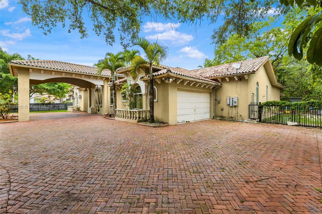 For Sale: $2,250,000 (5 beds, 4 baths, 5190 Square Feet)