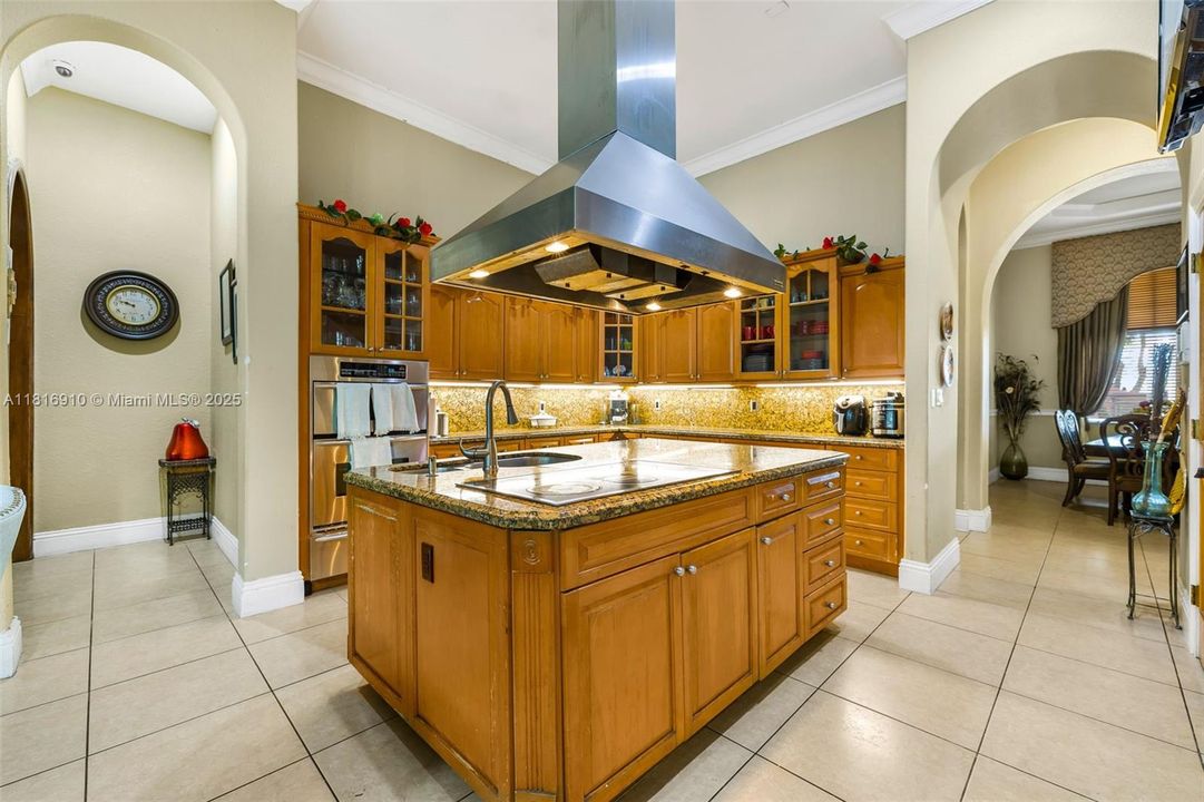 For Sale: $2,250,000 (5 beds, 4 baths, 5190 Square Feet)