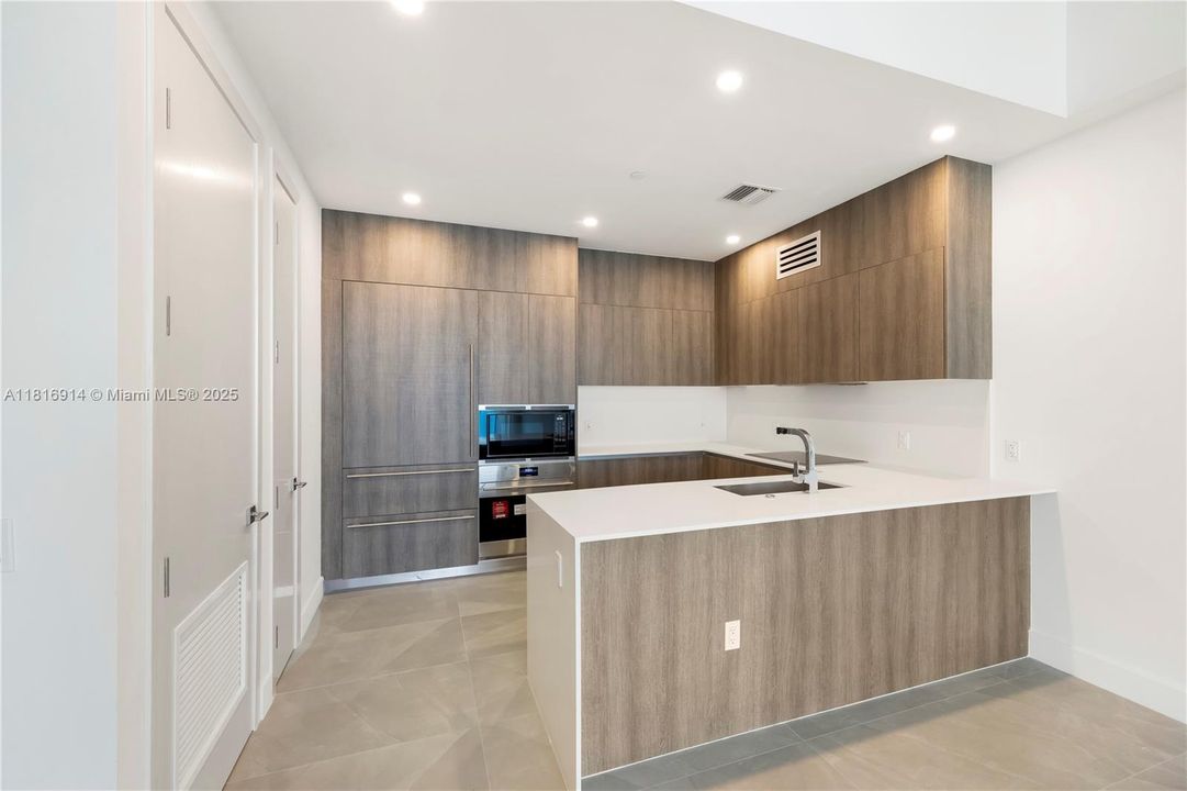 For Sale: $1,480,000 (2 beds, 2 baths, 1388 Square Feet)