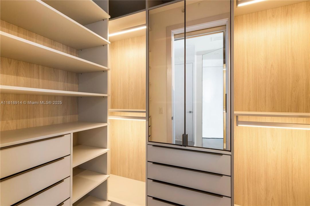 For Sale: $1,480,000 (2 beds, 2 baths, 1388 Square Feet)