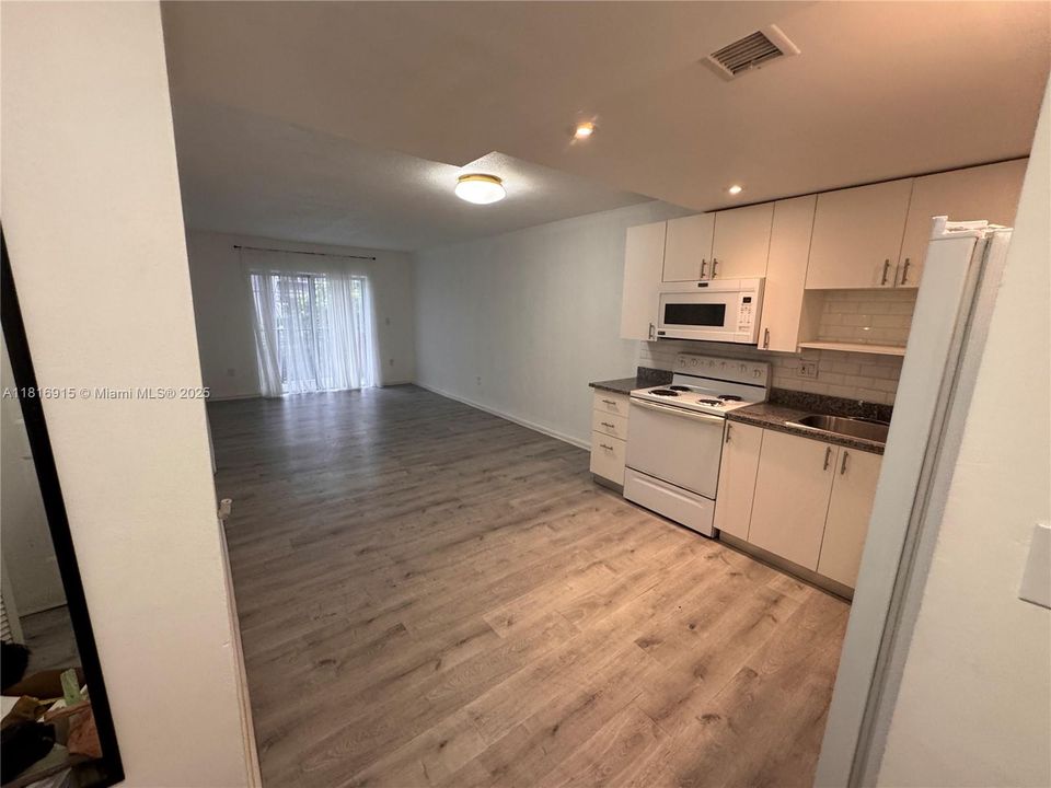 待售: $199,000 (1 贝兹, 1 浴室, 688 平方英尺)