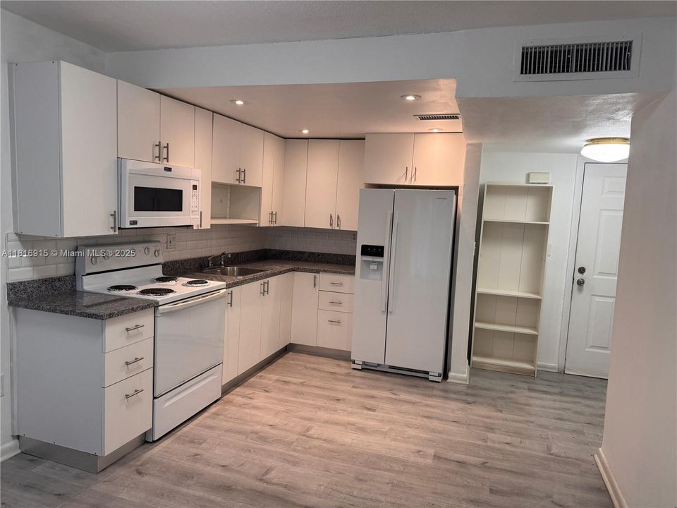 待售: $199,000 (1 贝兹, 1 浴室, 688 平方英尺)