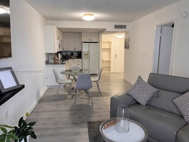 待售: $199,000 (1 贝兹, 1 浴室, 688 平方英尺)