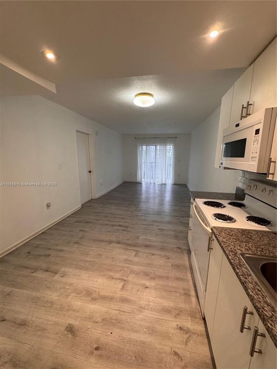 待售: $199,000 (1 贝兹, 1 浴室, 688 平方英尺)