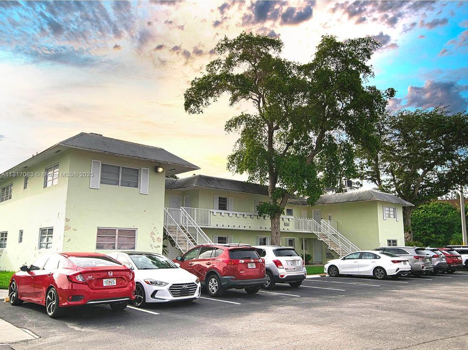 待售: $195,000 (1 贝兹, 1 浴室, 700 平方英尺)