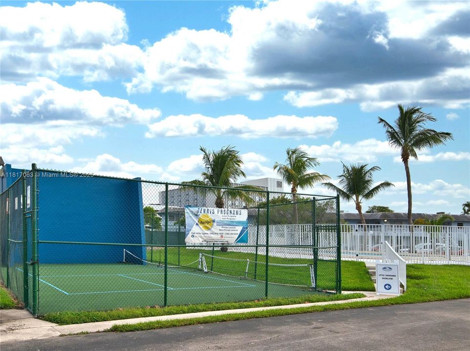 待售: $195,000 (1 贝兹, 1 浴室, 700 平方英尺)