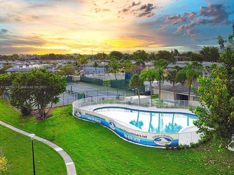 待售: $195,000 (1 贝兹, 1 浴室, 700 平方英尺)