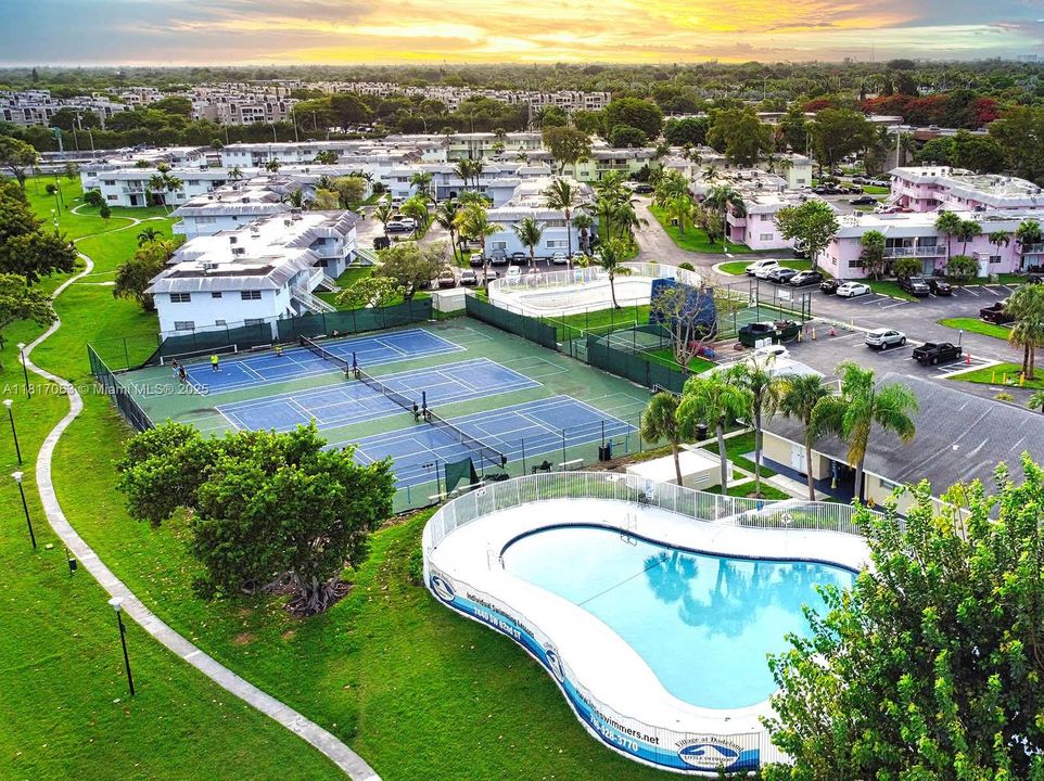 待售: $195,000 (1 贝兹, 1 浴室, 700 平方英尺)