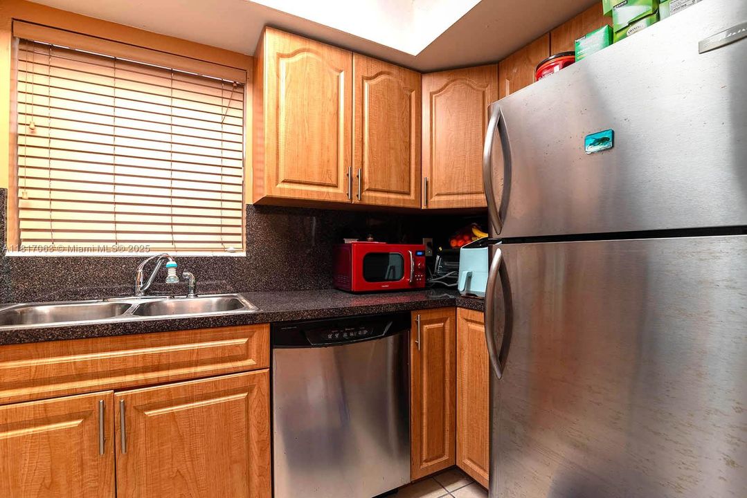 待售: $195,000 (1 贝兹, 1 浴室, 700 平方英尺)