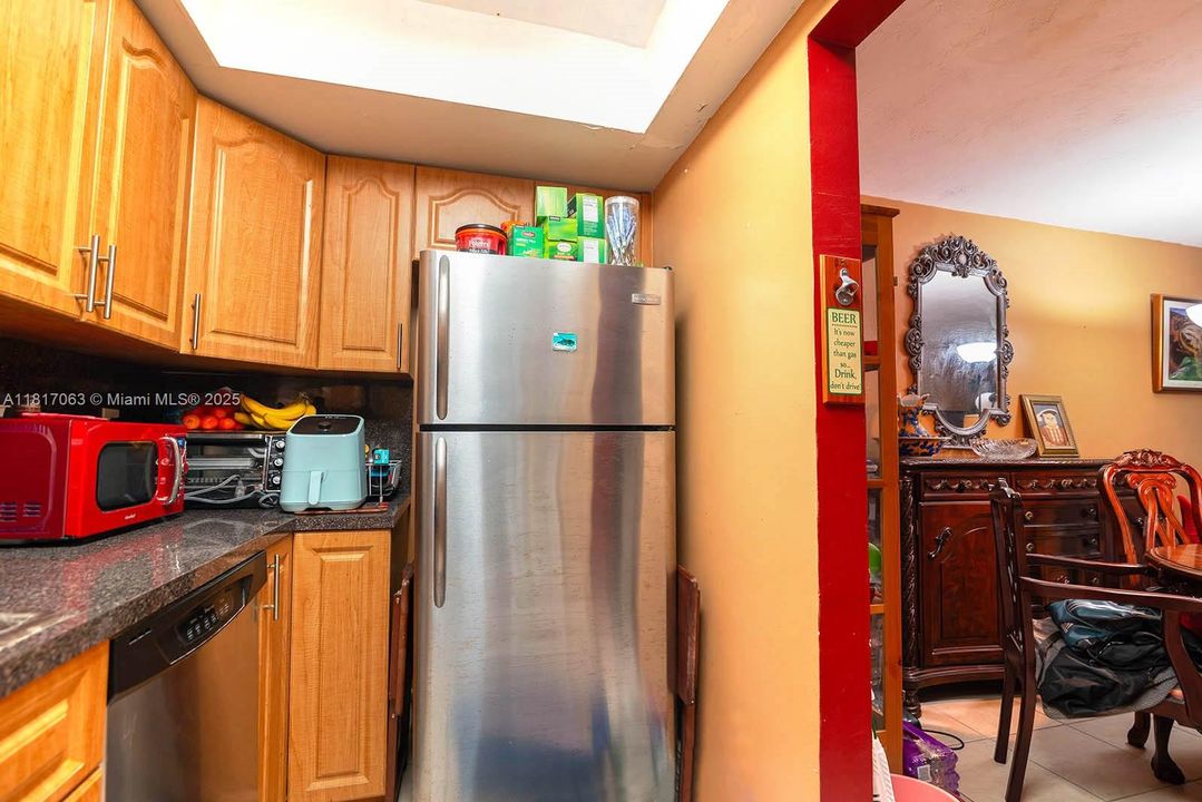 待售: $195,000 (1 贝兹, 1 浴室, 700 平方英尺)