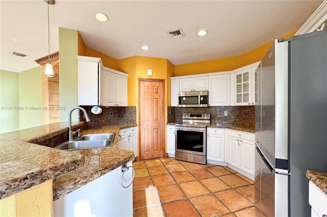 Recently Sold: $758,000 (5 beds, 3 baths, 2642 Square Feet)