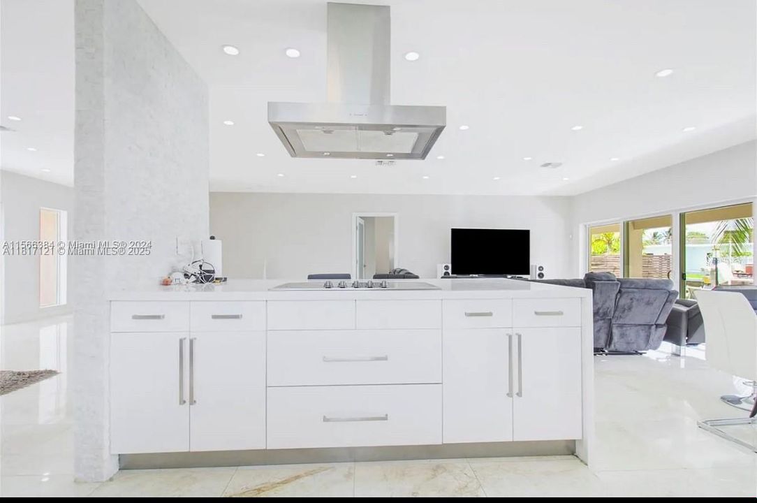 Vendido Recientemente: $3,299,999 (4 camas, 3 baños, 2610 Pies cuadrados)