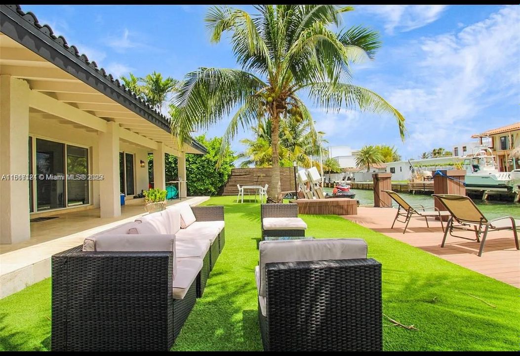 Vendido Recientemente: $3,299,999 (4 camas, 3 baños, 2610 Pies cuadrados)