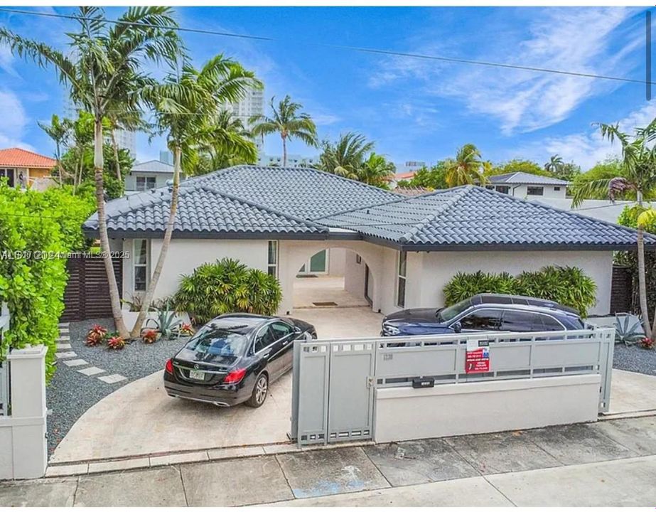 Vendido Recientemente: $3,299,999 (4 camas, 3 baños, 2610 Pies cuadrados)