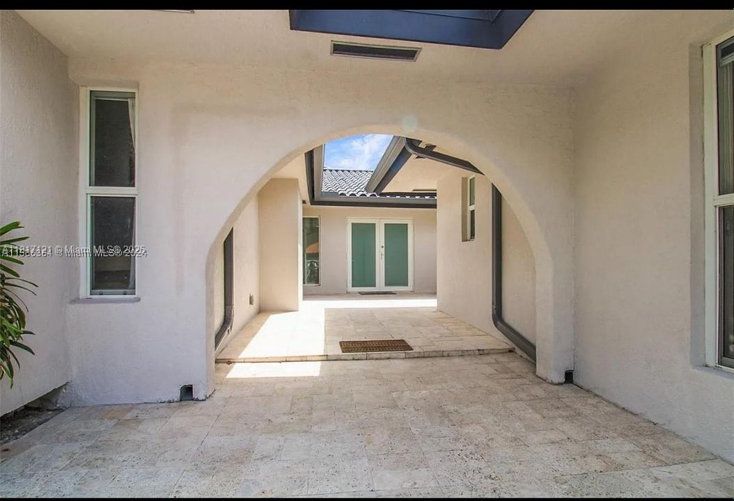 Vendido Recientemente: $3,299,999 (4 camas, 3 baños, 2610 Pies cuadrados)