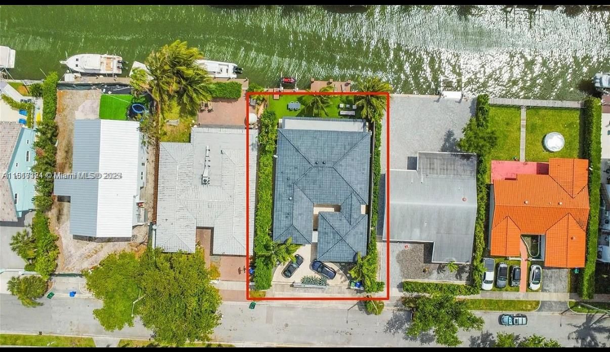 Vendido Recientemente: $3,299,999 (4 camas, 3 baños, 2610 Pies cuadrados)