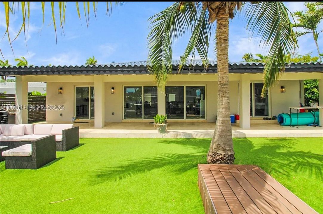 Vendido Recientemente: $3,299,999 (4 camas, 3 baños, 2610 Pies cuadrados)