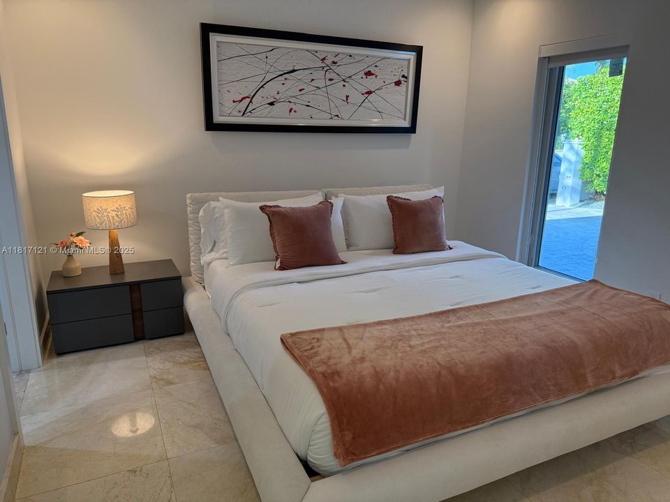 Vendido Recientemente: $3,299,999 (4 camas, 3 baños, 2610 Pies cuadrados)