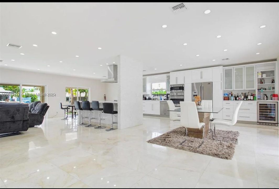 Vendido Recientemente: $3,299,999 (4 camas, 3 baños, 2610 Pies cuadrados)